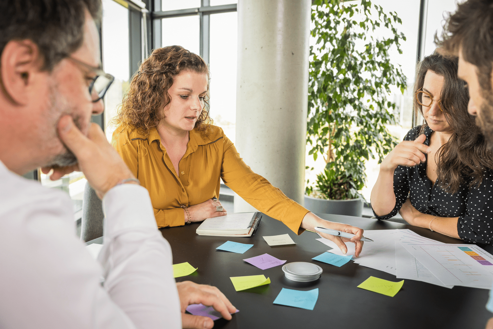 Stratégie de communication, identité visuelle, réseaux sociaux, supports de communication, site web, création de contenu, marketing digital, enseigne, publicité, design graphique, panneaux, supports imprimés, site internet, référencement, communication événementielle, signalétique, logo.