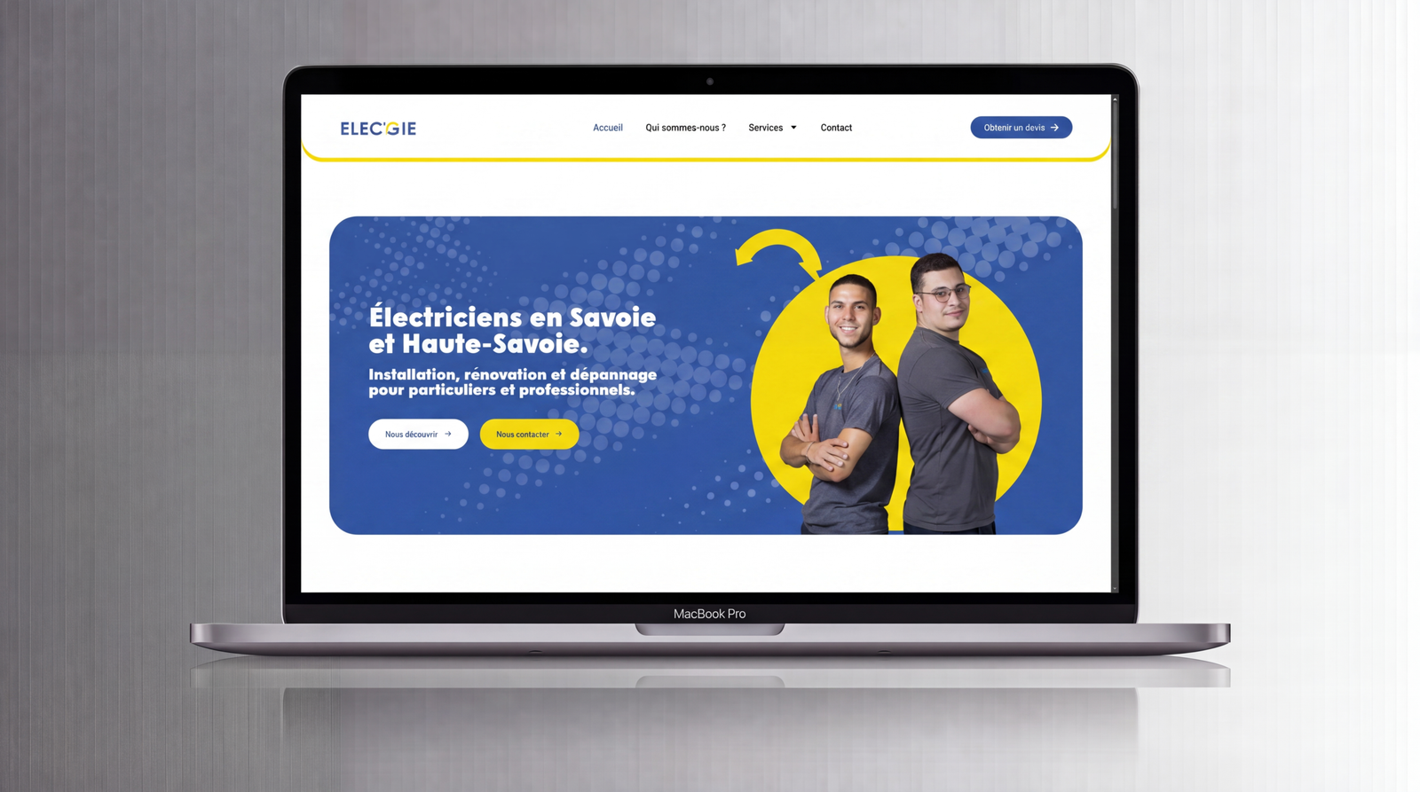 Mockup sur MacBook Pro de la page d'accueil du site internet créé par Madame Communication pour l'entreprise d'électriciens Elec'Gie en Savoie.
